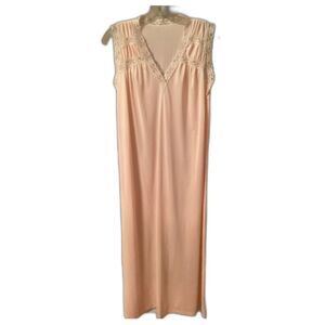 MERVILLE VINTAGE SIZE MEDIUM PEACH NYLON LACE TRIMMED NIGHTGOWN